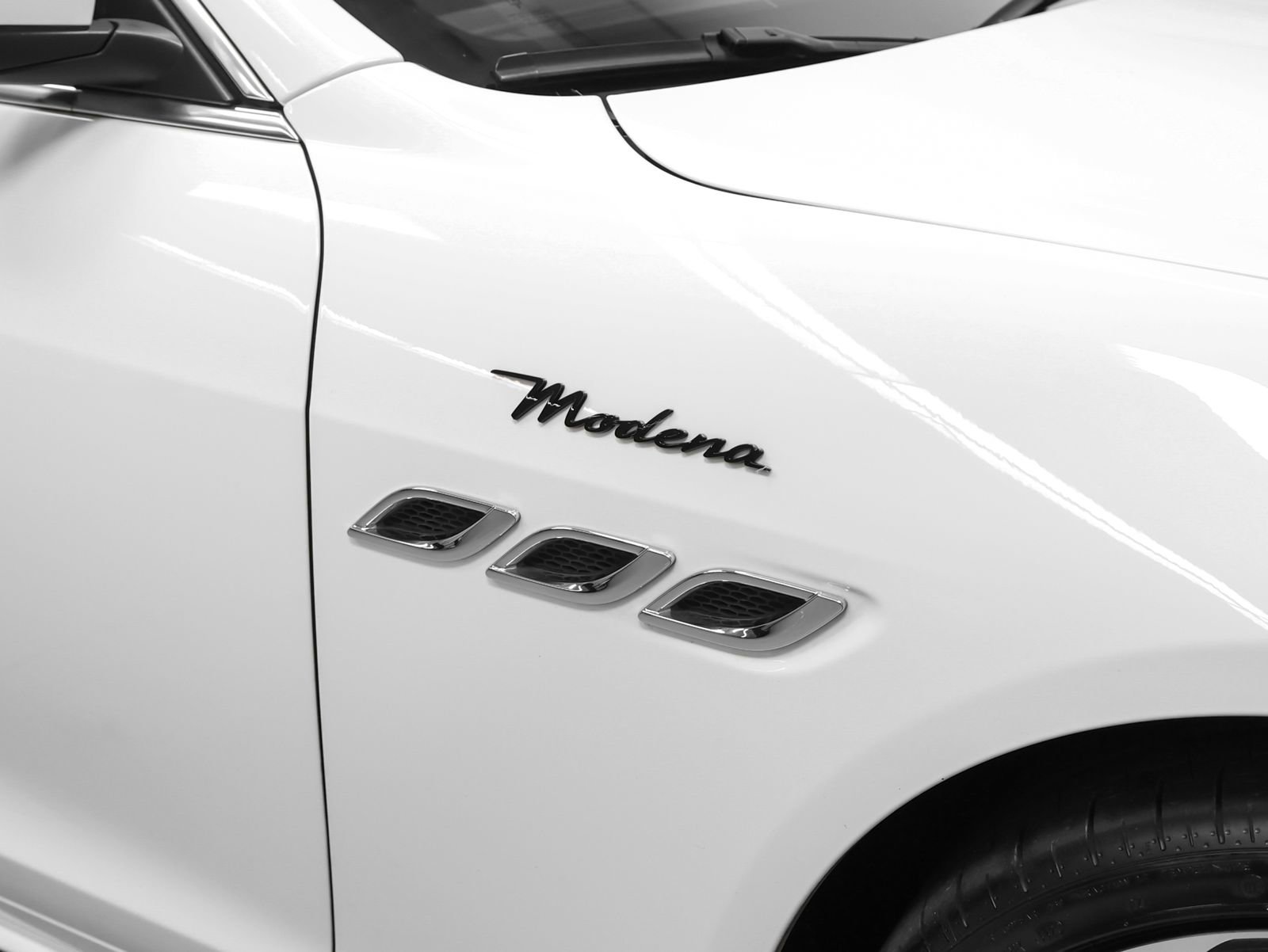 Used 2023 Maserati Quattroporte Modena RWD image 14