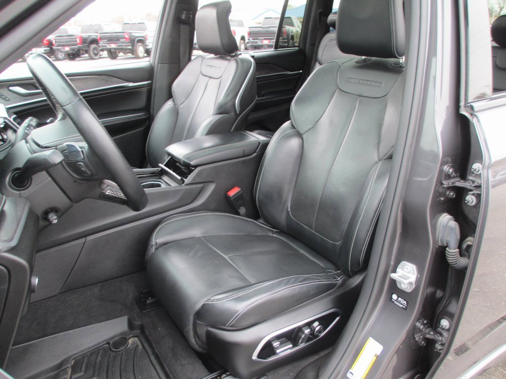 Used 2022 Jeep Grand Cherokee Overland w/ Luxury Tech Group IV image 17