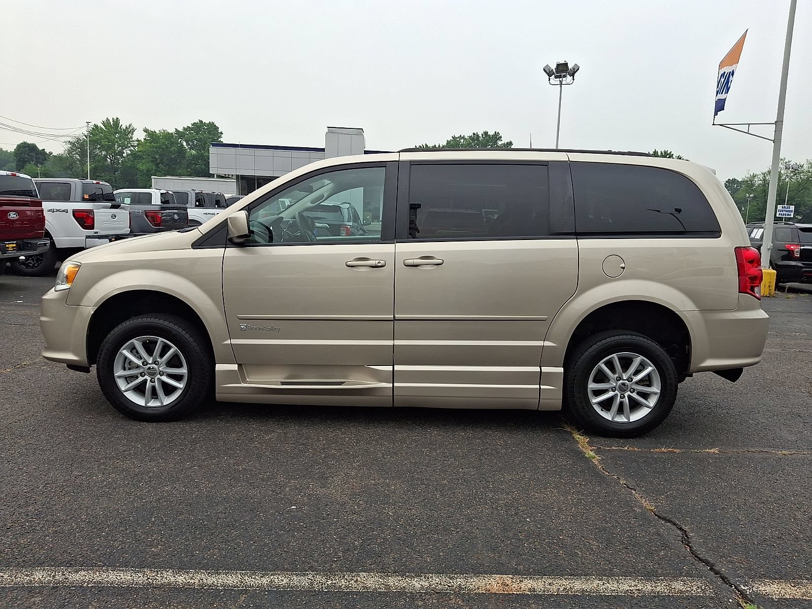 Used 2015 Dodge Grand Caravan SXT w/ Rear Park Assist Package FWD image 4
