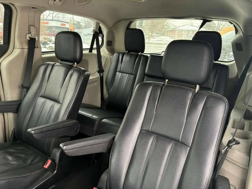 Used 2014 Chrysler Town & Country Touring image 12