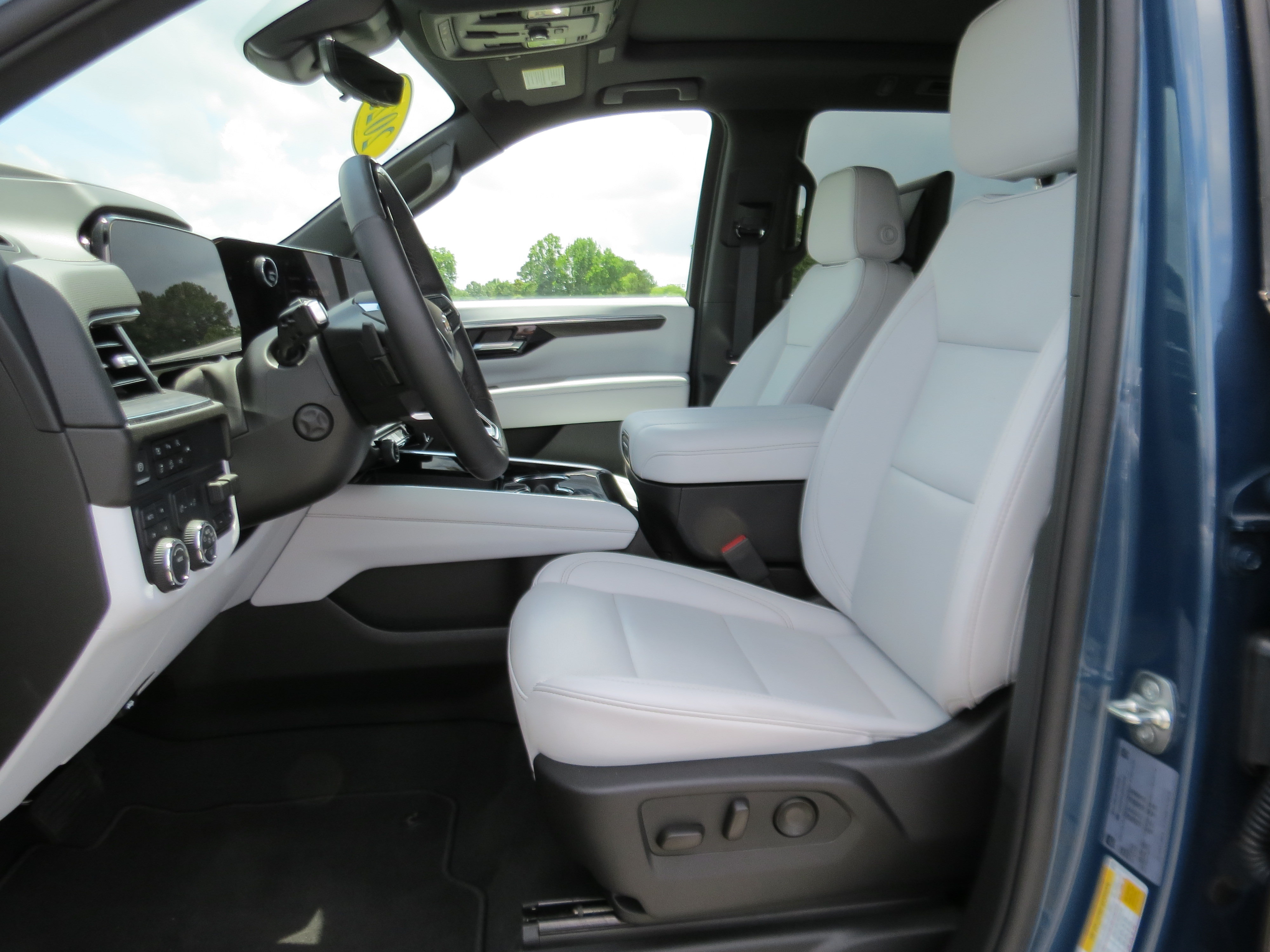 Used 2025 Chevrolet Suburban Premier AWD/4WD image 20