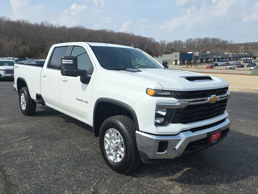 Used 2024 Chevrolet Silverado 3500 LT image 2