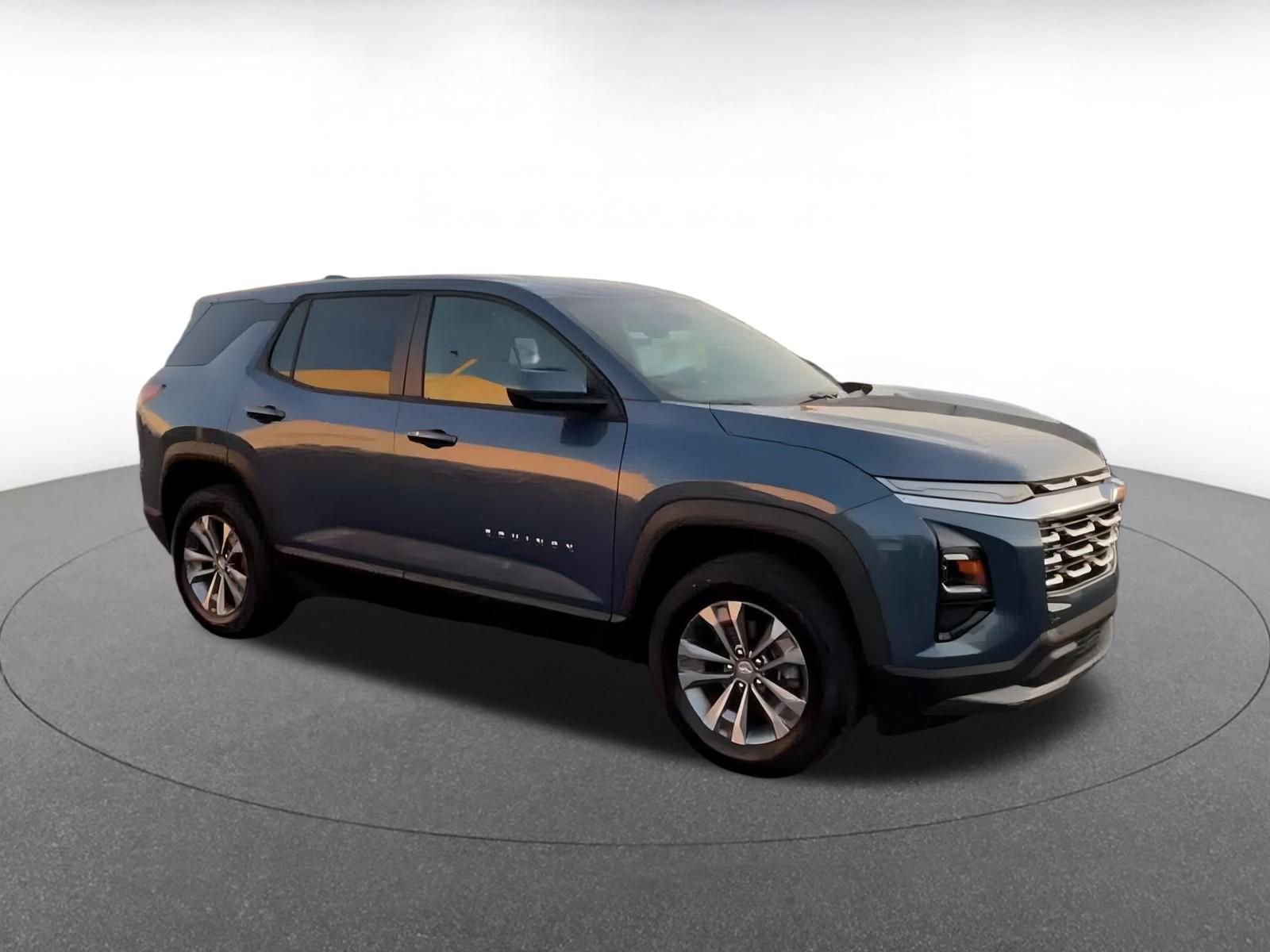 Used 2025 Chevrolet Equinox LT image 2