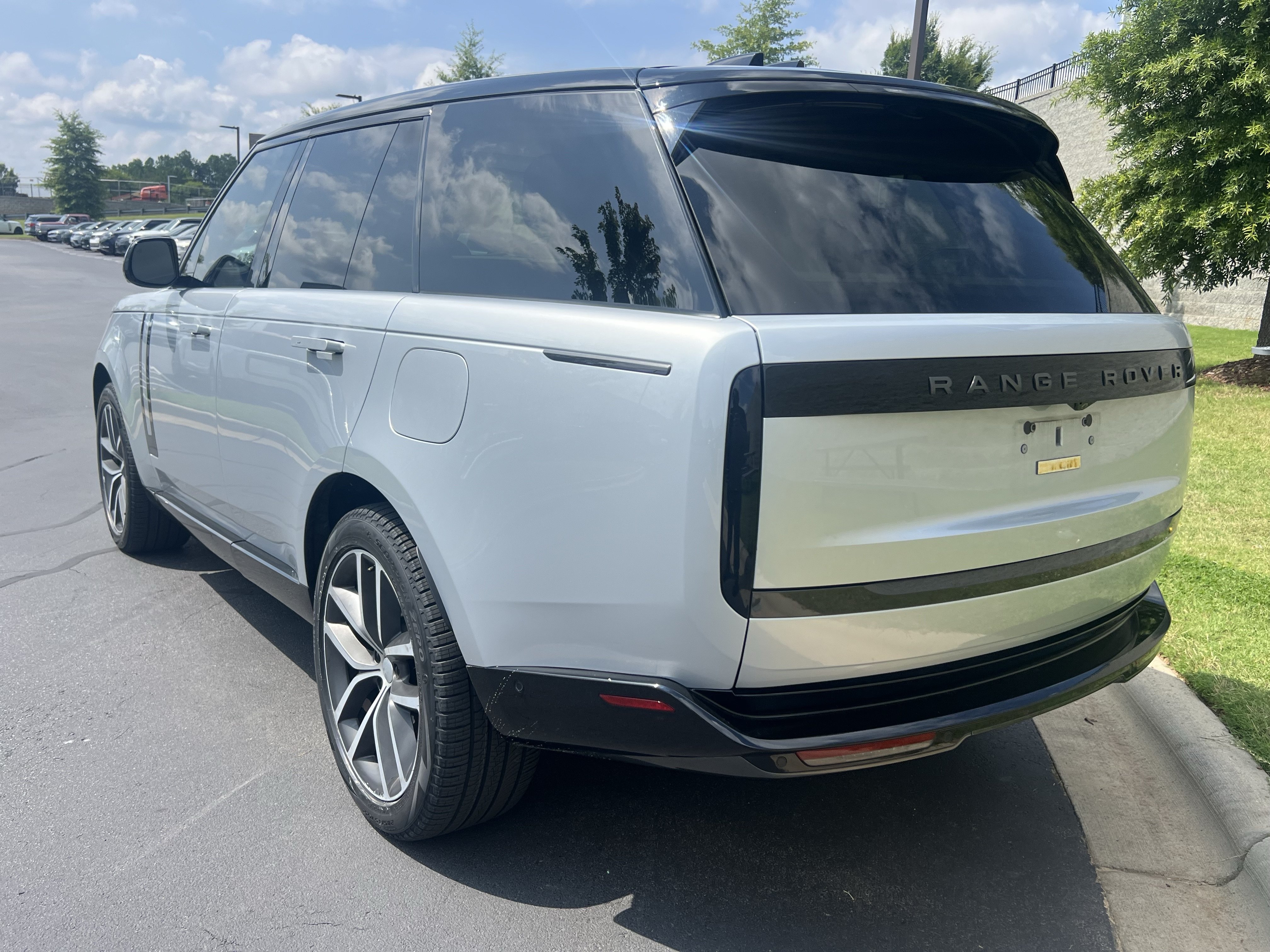 Certified 2025 Land Rover Range Rover SE AWD/4WD image 5
