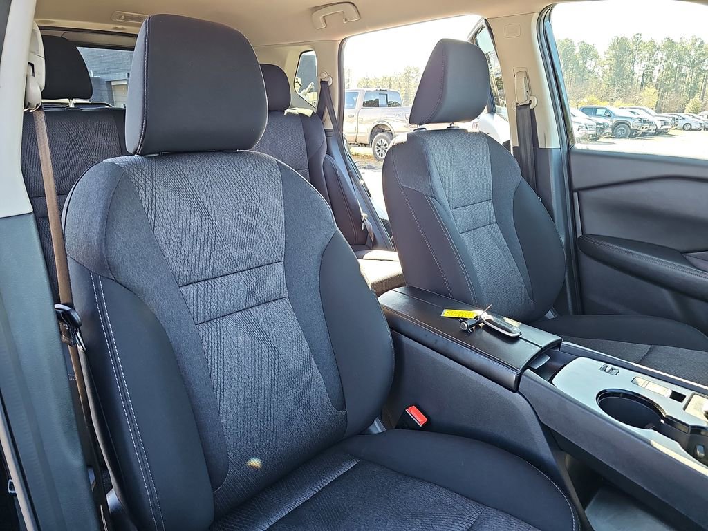 Used 2025 Nissan Rogue SV image 13