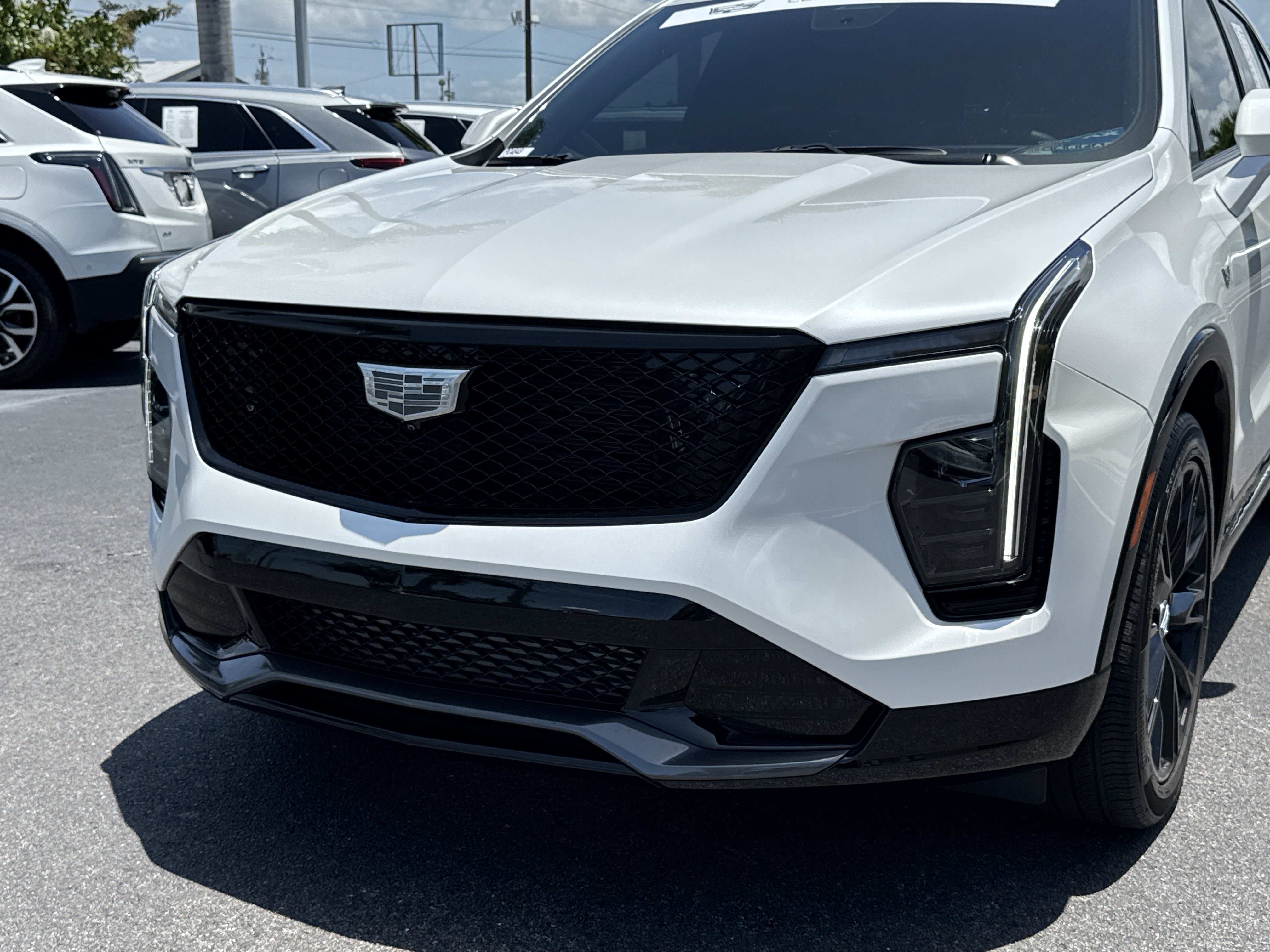 Certified 2025 Cadillac XT4 Sport w/ LPO, Onyx Lite Package FWD image 9