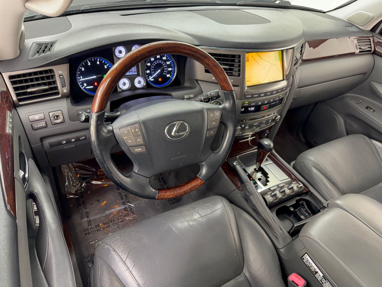 Used 2010 Lexus LX 570 4WD w/ Luxury Pkg image 4