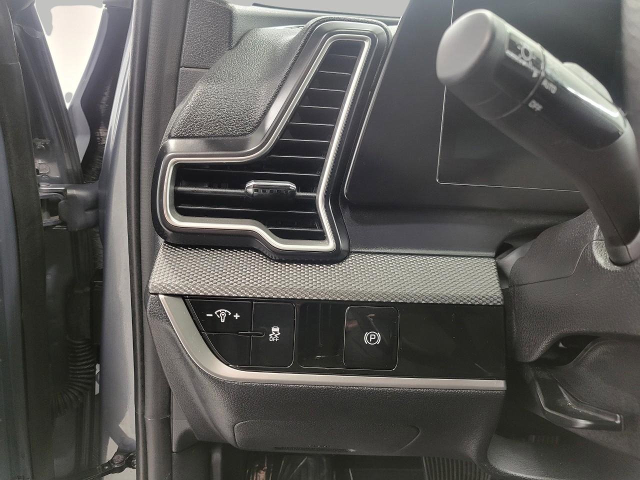 Used 2025 Kia Sportage LX image 11