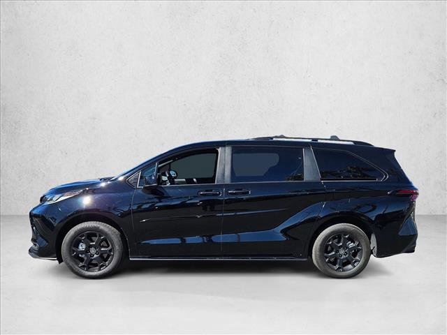 Used 2025 Toyota Sienna XLE Woodland Edition image 9