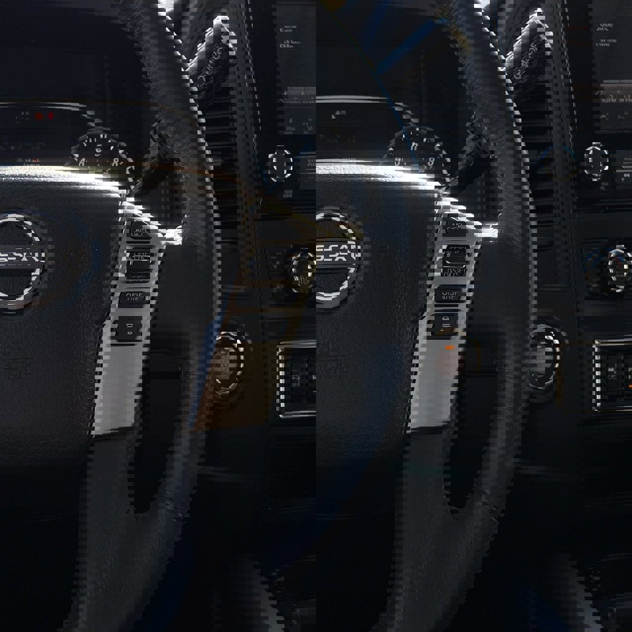 Used 2024 Nissan Titan SV w/ SV Convenience Package image 14