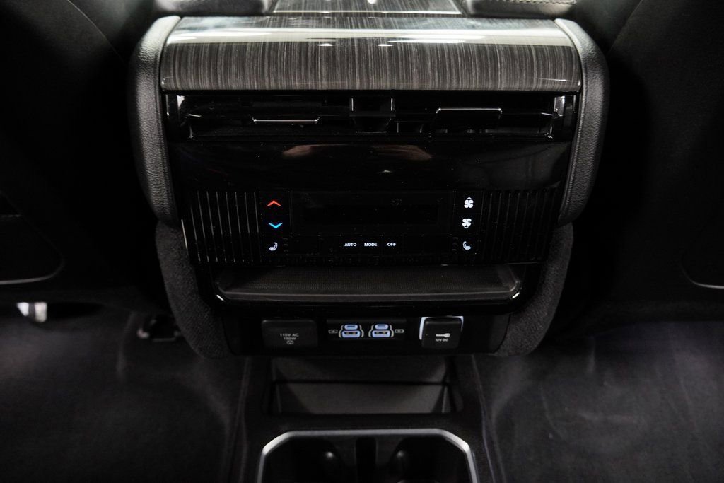 Certified 2022 Jeep Wagoneer Series III w/ Flexible Seating Group image 29