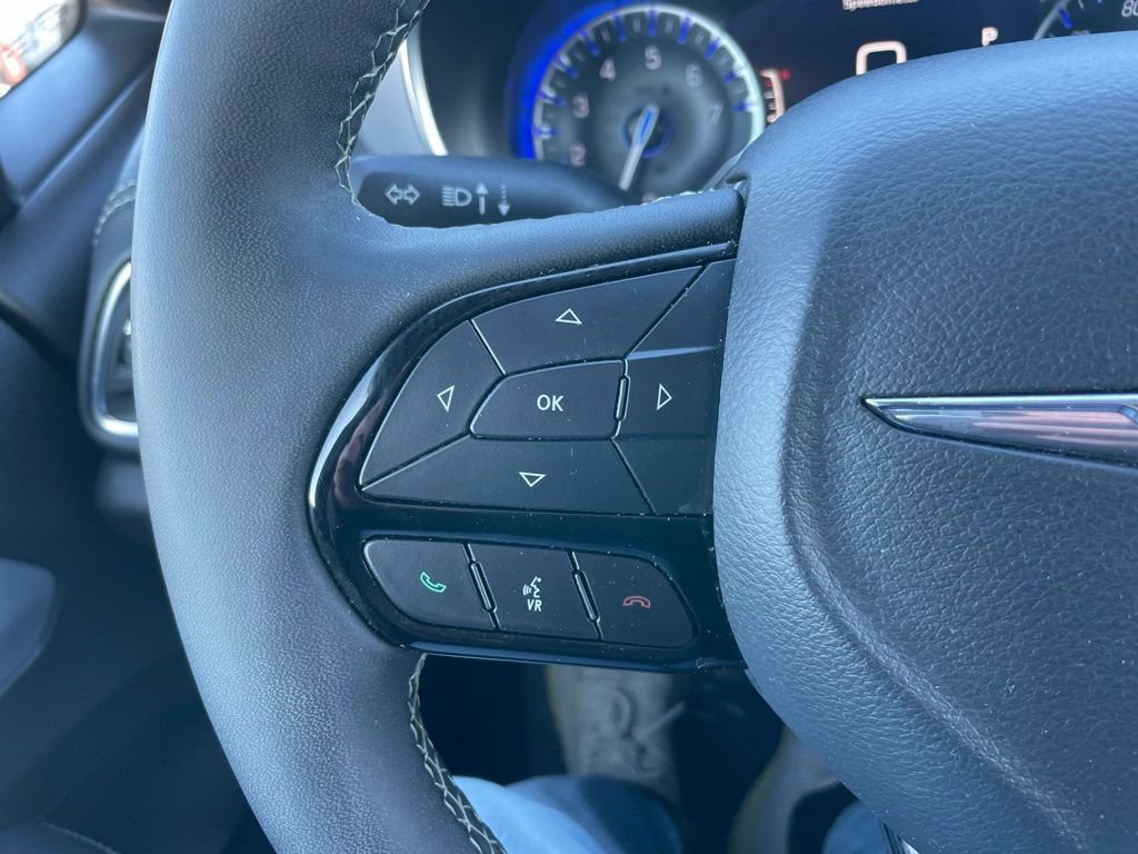 Used 2025 Chrysler Pacifica Limited image 22