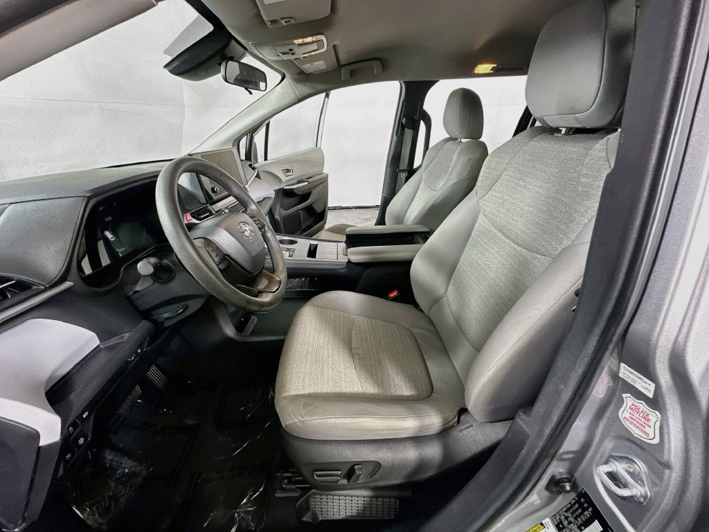 Used 2025 Toyota Sienna LE FWD image 18