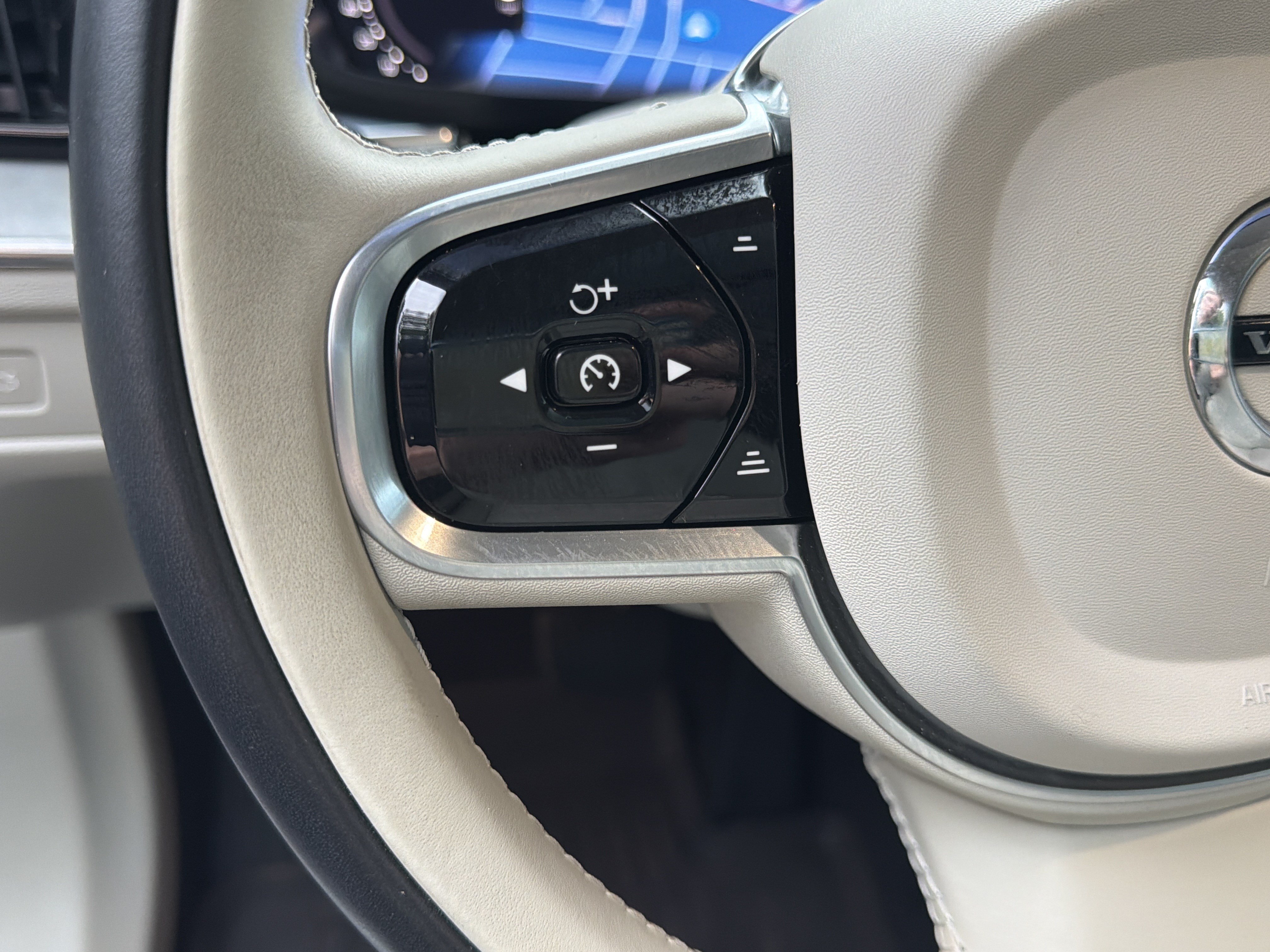 Certified 2024 Volvo XC60 B5 Plus w/ Protection Package Premier AWD/4WD image 19
