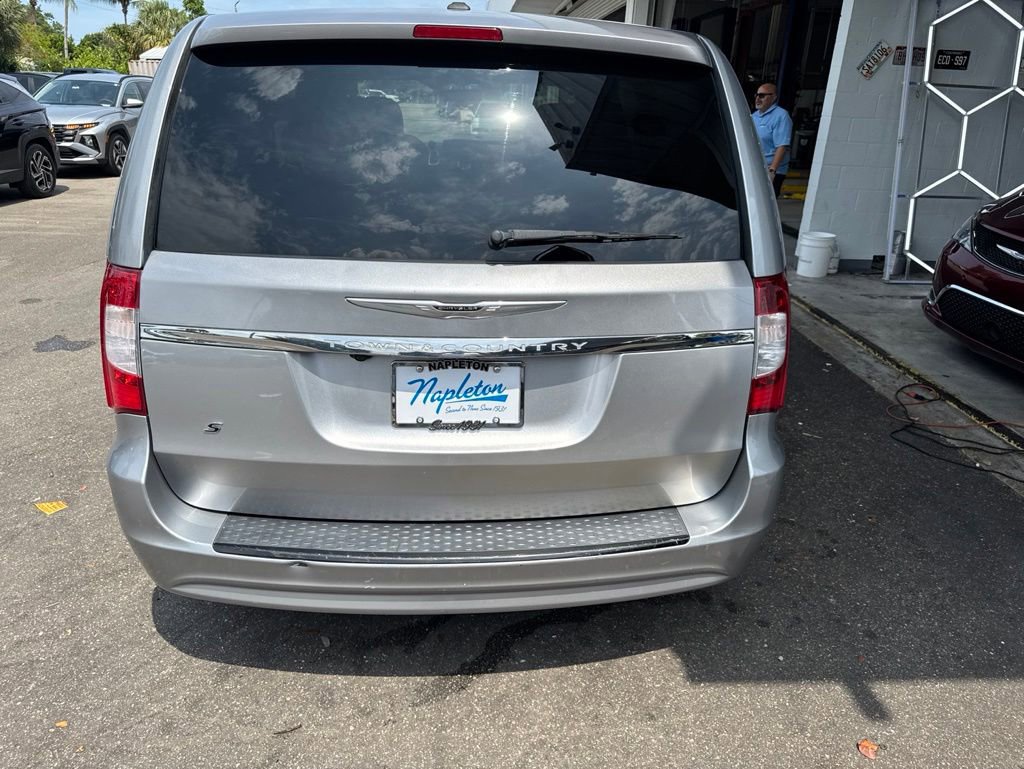 Used 2015 Chrysler Town & Country S FWD image 15