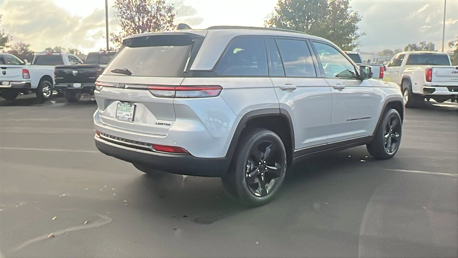 New 2025 Jeep Grand Cherokee Limited w/ Luxury Tech Group II AWD/4WD image 3