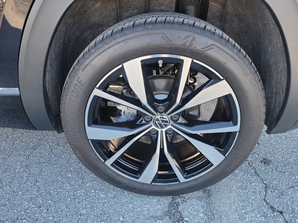 Certified 2025 Volkswagen Atlas Cross Sport SEL Premium R-Line image 29