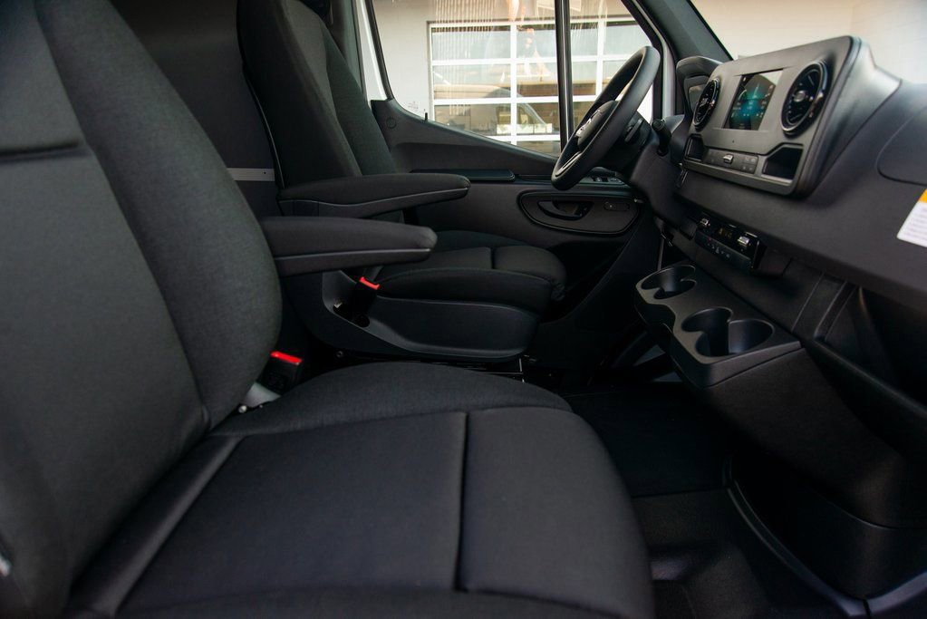 Used 2024 Mercedes-Benz Sprinter 2500 image 31