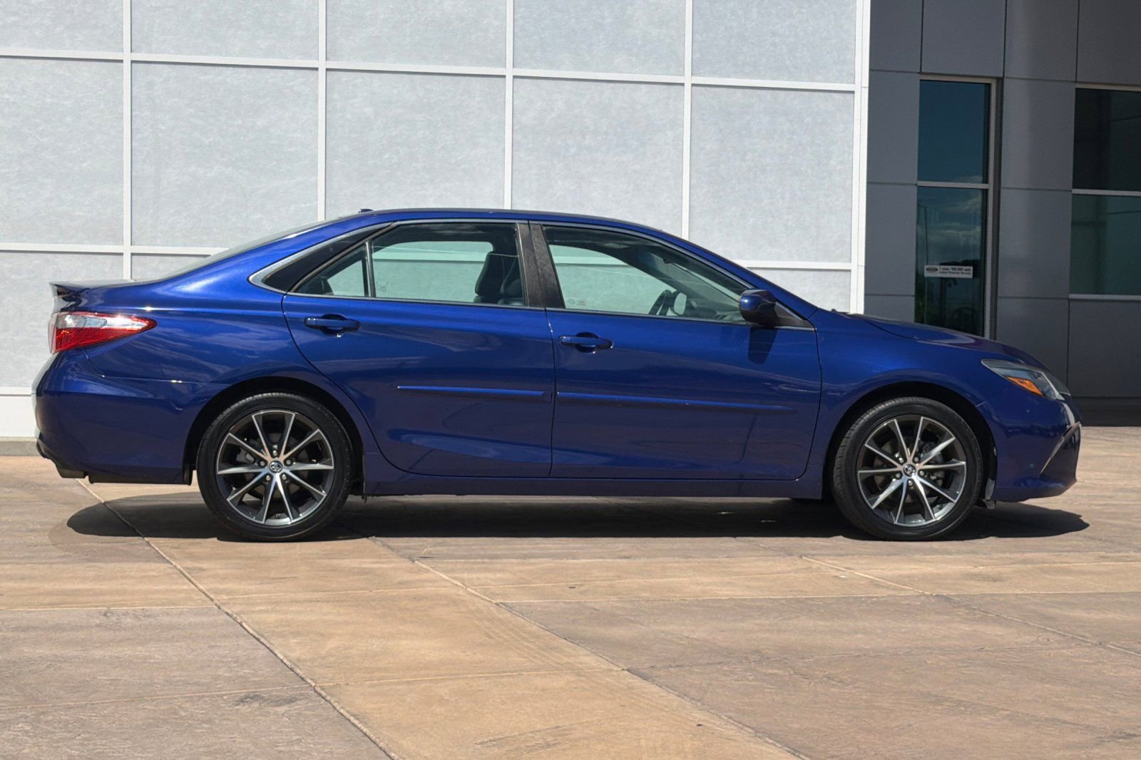 Used 2015 Toyota Camry XSE w/ Advanced Technology Package FWD video 3