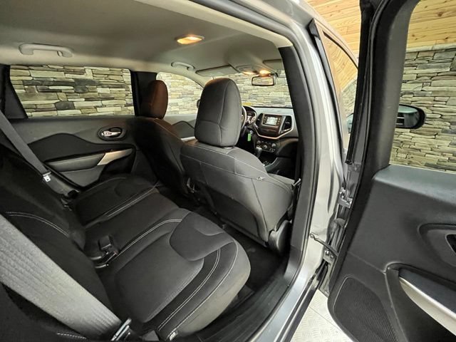 Used 2017 Jeep Cherokee Latitude w/ Cold Weather Group AWD/4WD image 37