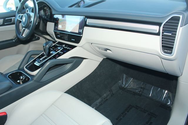 Certified 2023 Porsche Cayenne Platinum Edition image 28