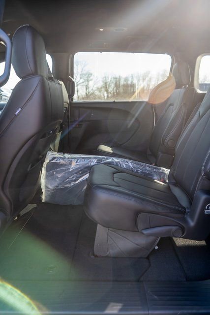 New 2026 Chrysler Pacifica Select image 11