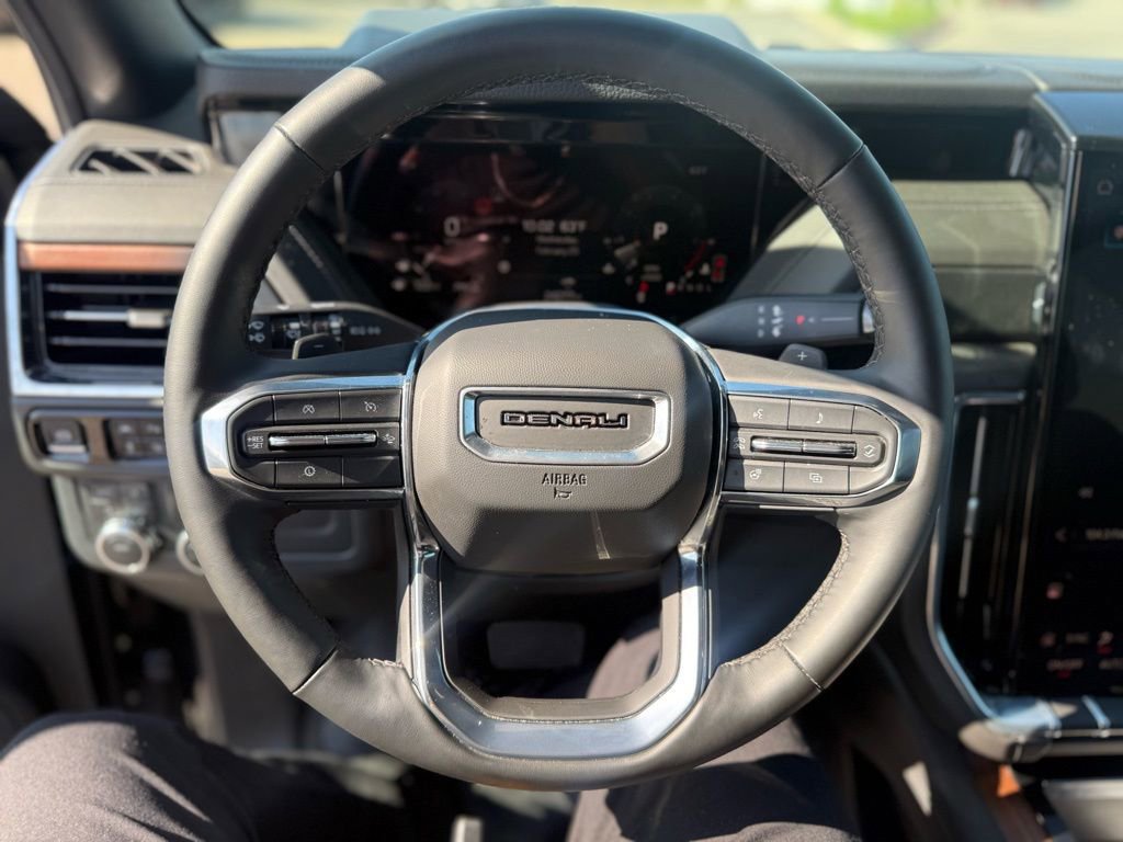 Used 2025 GMC Yukon XL Denali image 6