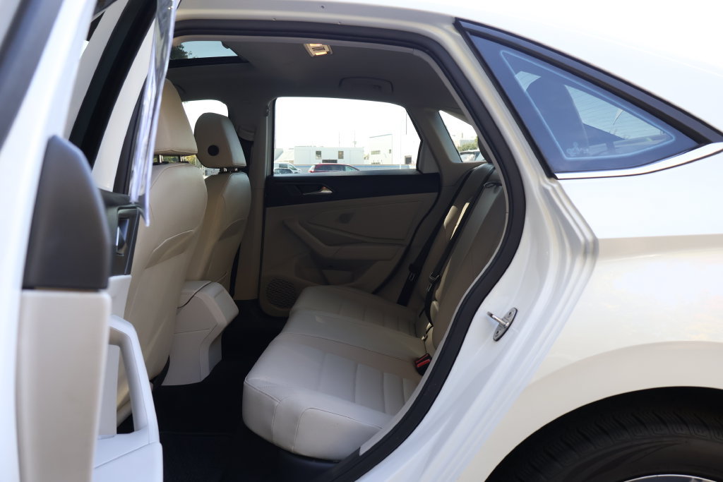 Used 2024 Volkswagen Jetta SE FWD image 43