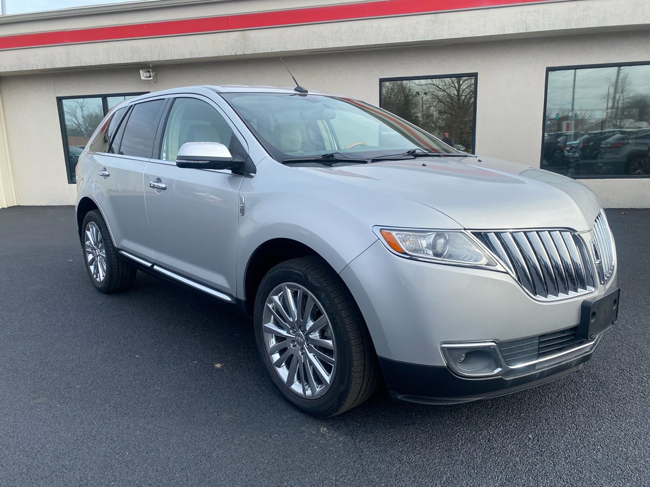 Used 2015 Lincoln MKX FWD w/ Equipment Group 101A image 3