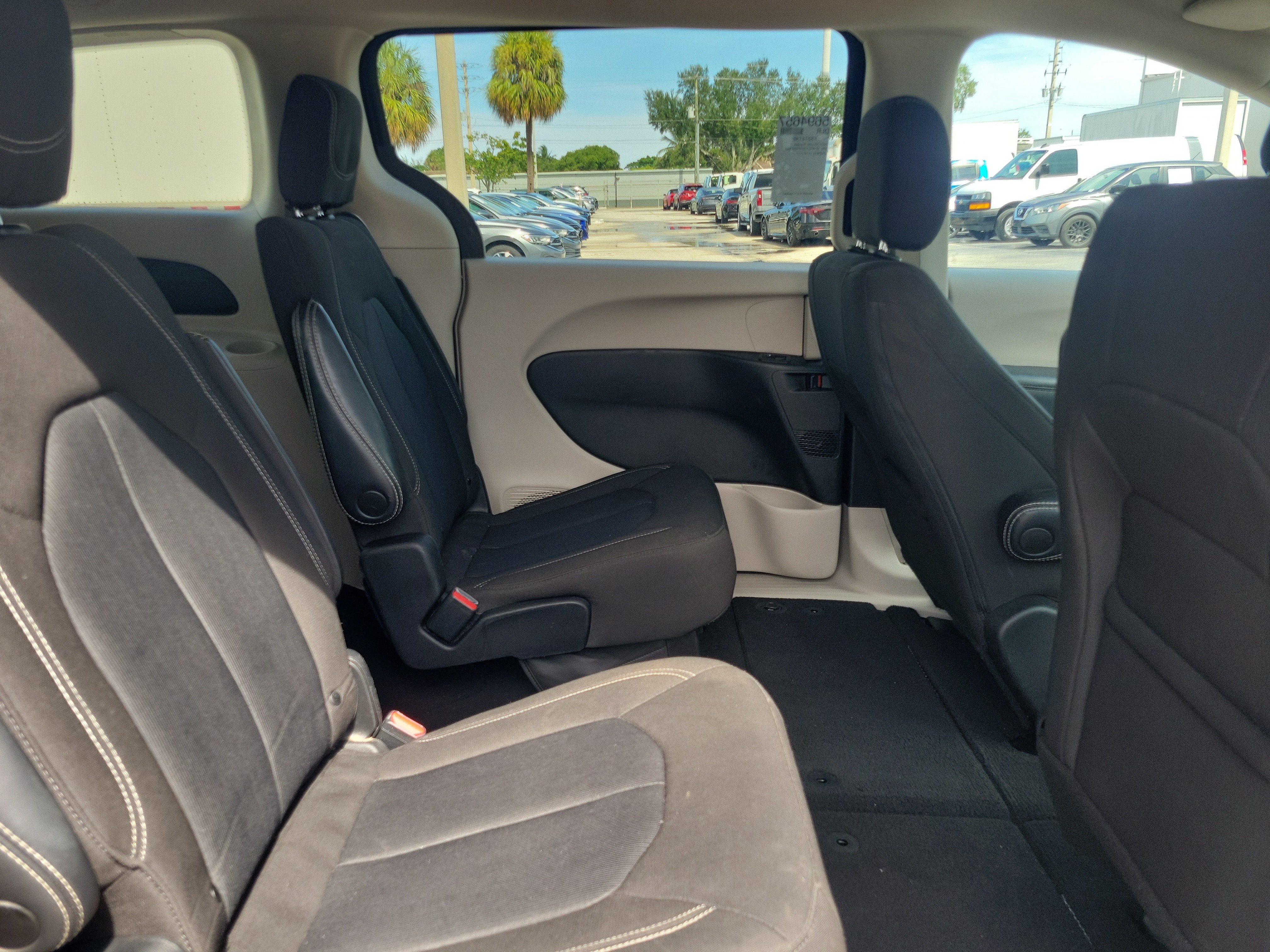 Used 2023 Chrysler Voyager LX FWD image 7