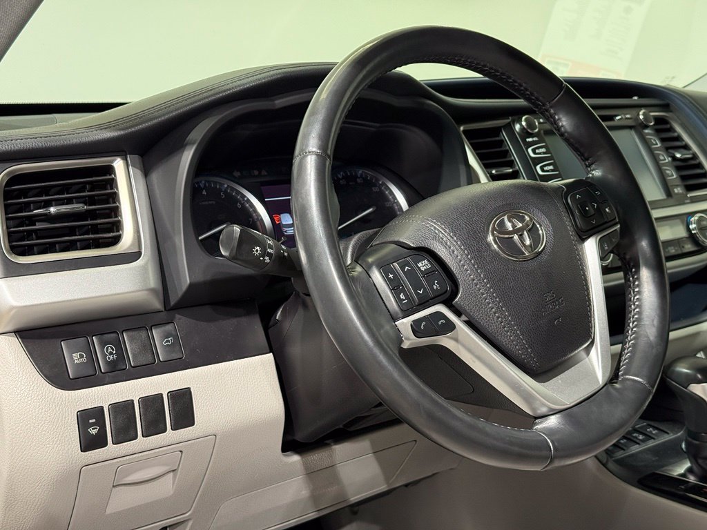 Certified 2019 Toyota Highlander XLE AWD/4WD image 17
