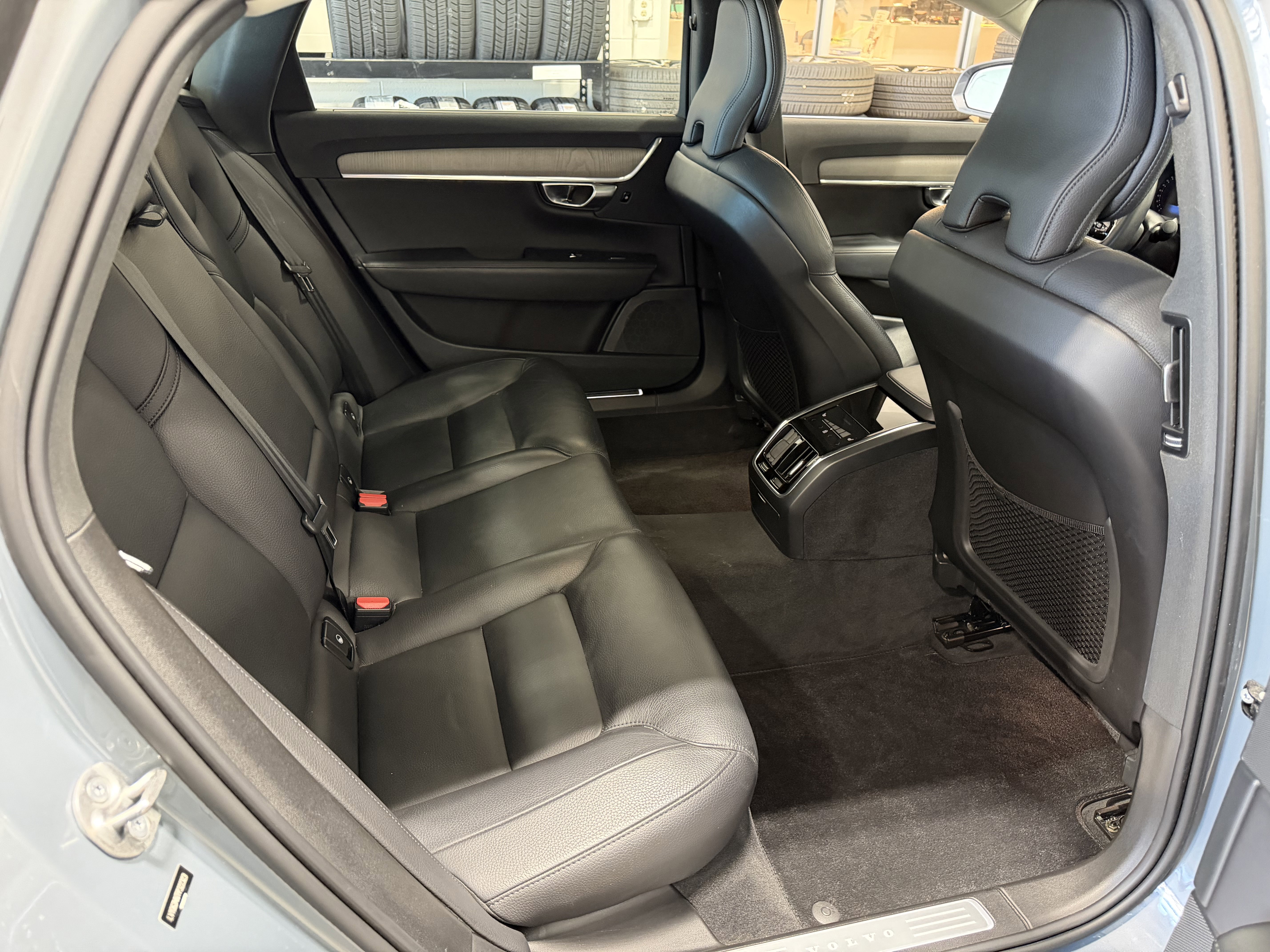 Used 2023 Volvo S90 B6 Plus image 28