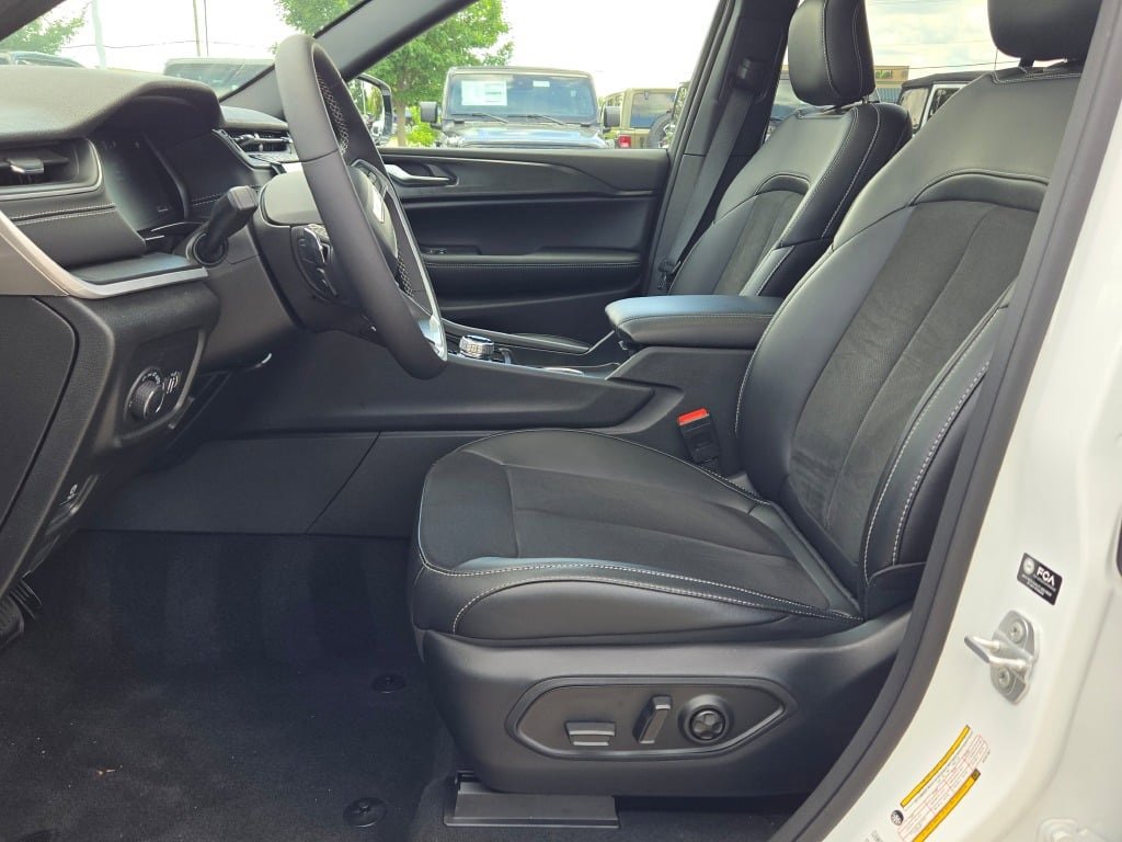 New 2025 Jeep Grand Cherokee Altitude image 24