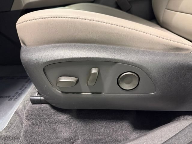 Used 2026 GMC Acadia Elevation w/ Elevation Premium Package FWD image 15