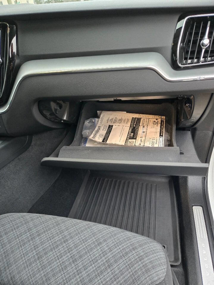 Used 2023 Volvo XC60 B5 Core image 40