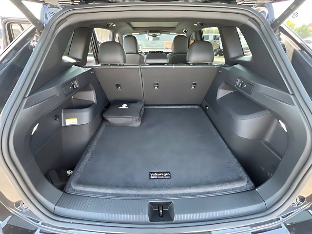 Used 2025 Volkswagen Tiguan SE R-Line AWD/4WD image 37