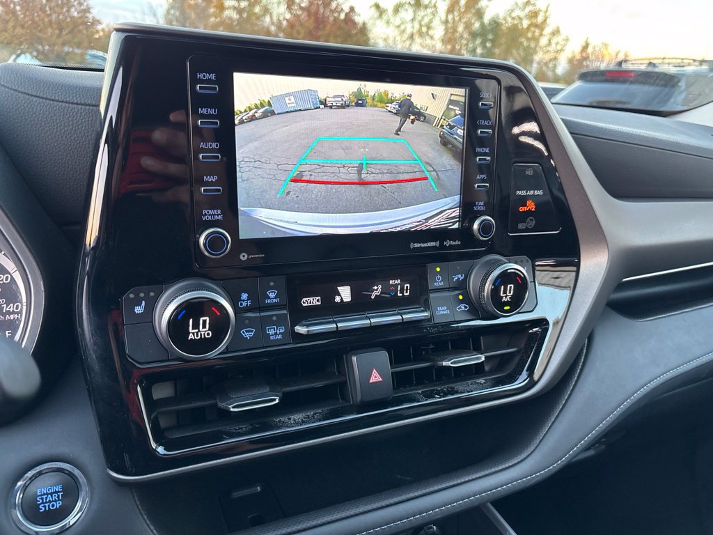Used 2022 Toyota Highlander XLE AWD/4WD image 32