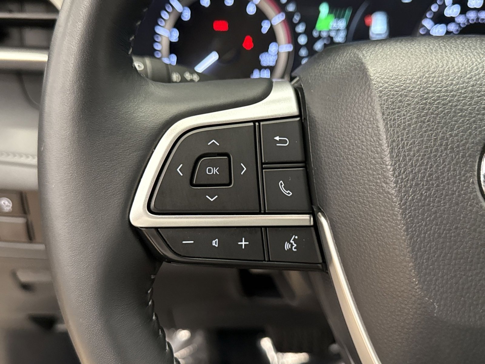 Used 2025 Toyota Highlander LE FWD image 37