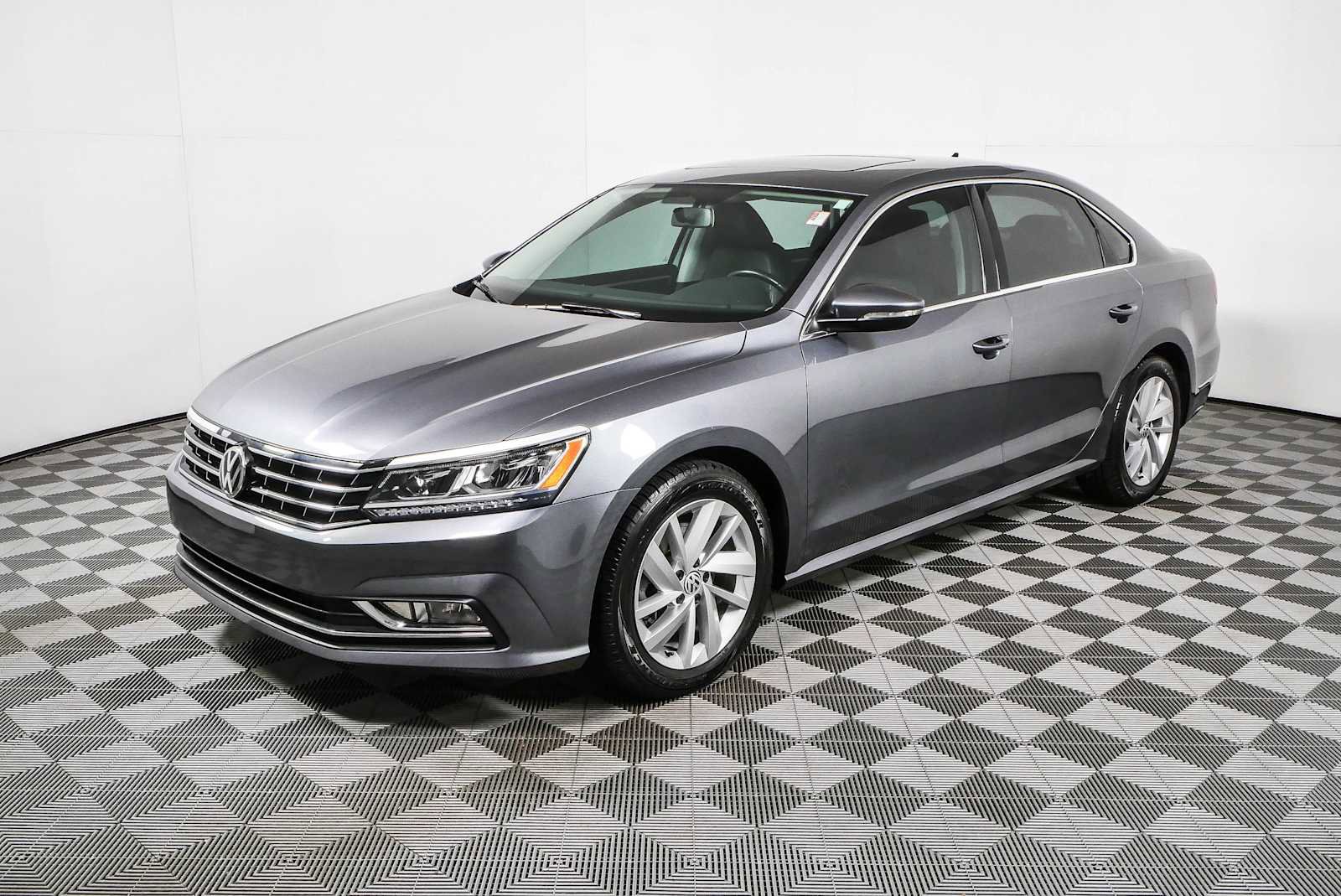 Used 2018 Volkswagen Passat 2.0T SE FWD image 24