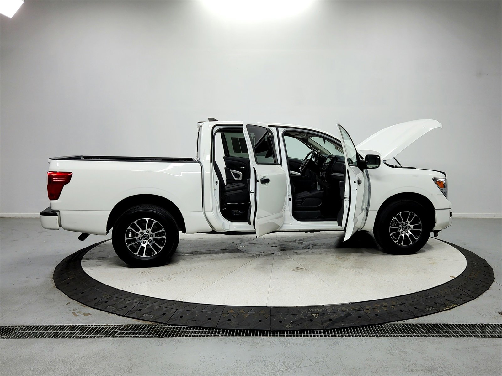 Used 2023 Nissan Titan SV image 16