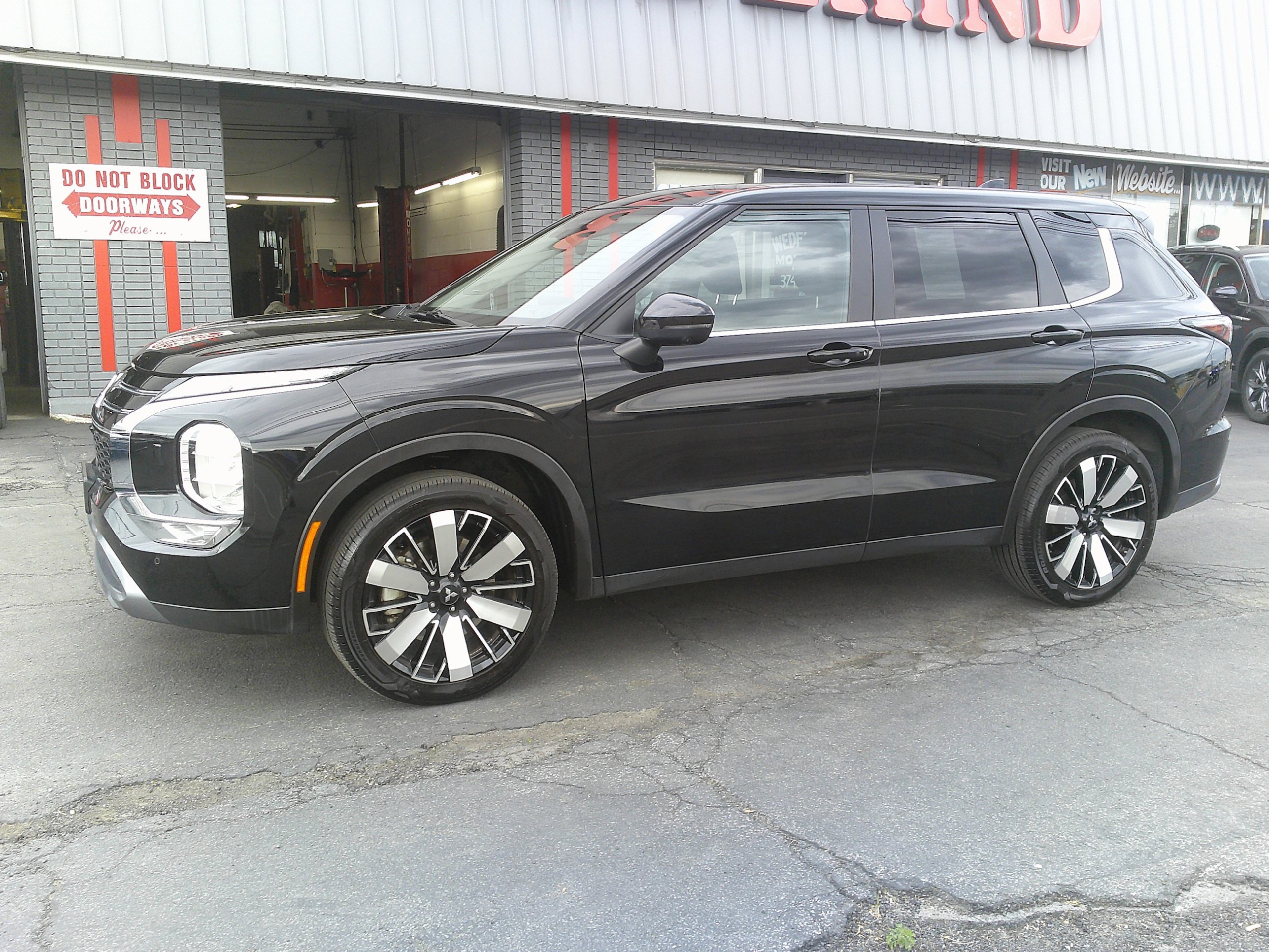 Used 2025 Mitsubishi Outlander AWD image 17