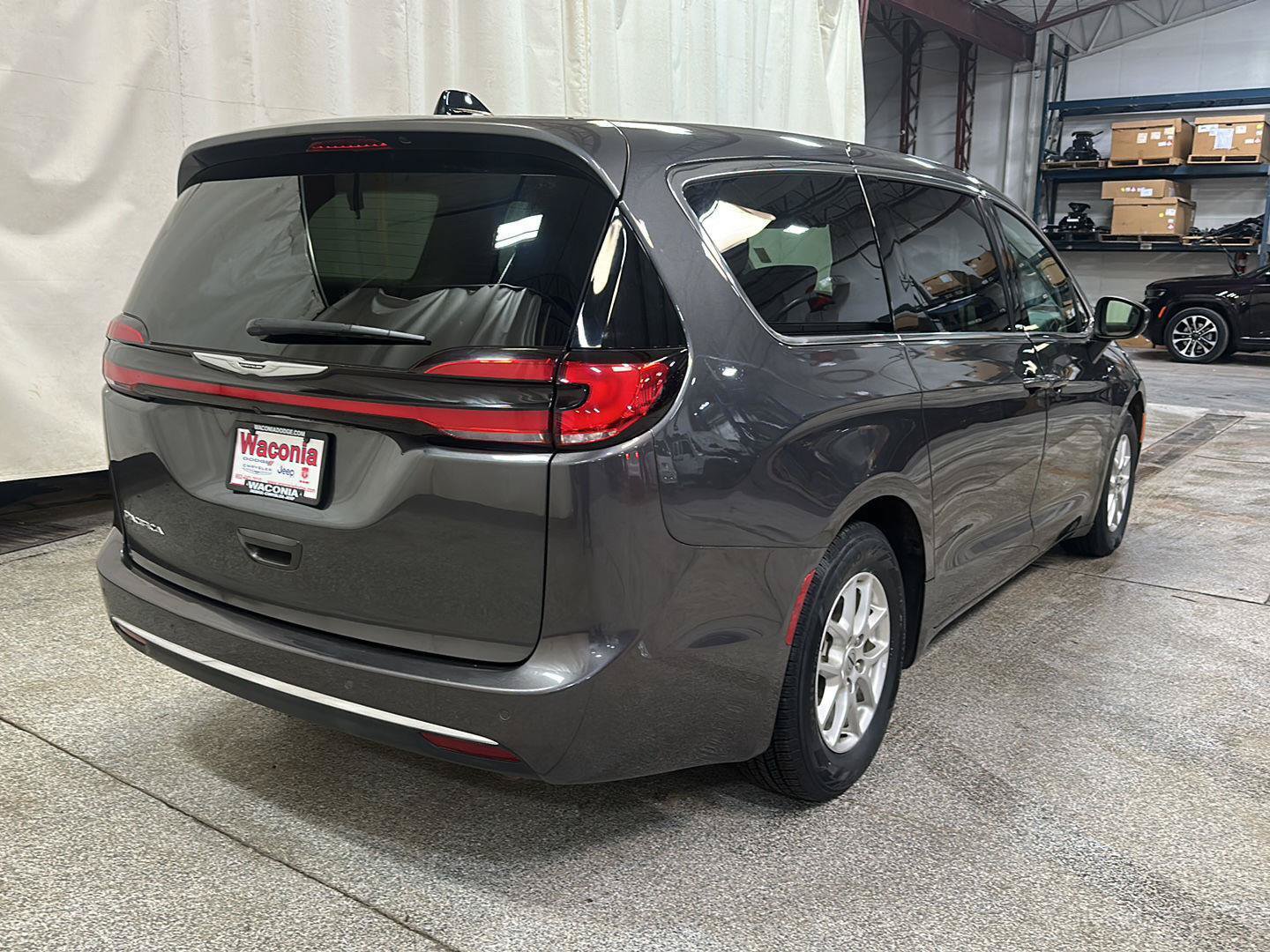 Used 2023 Chrysler Pacifica Touring-L FWD image 5