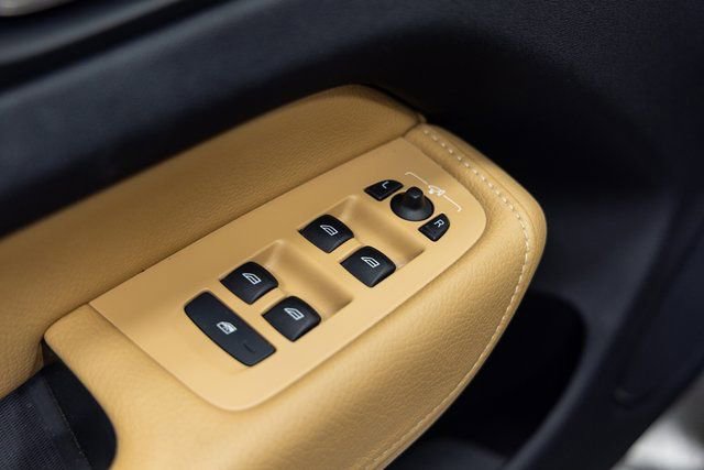 Used 2018 Volvo XC60 T8 Momentum image 12