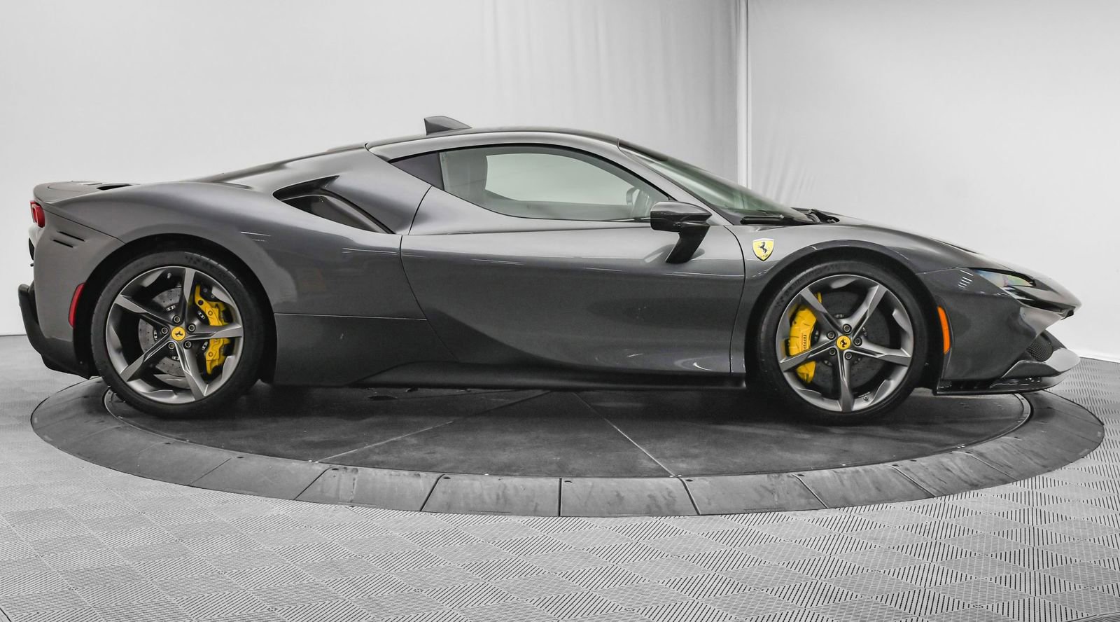 Used 2022 Ferrari SF90 Stradale image 9