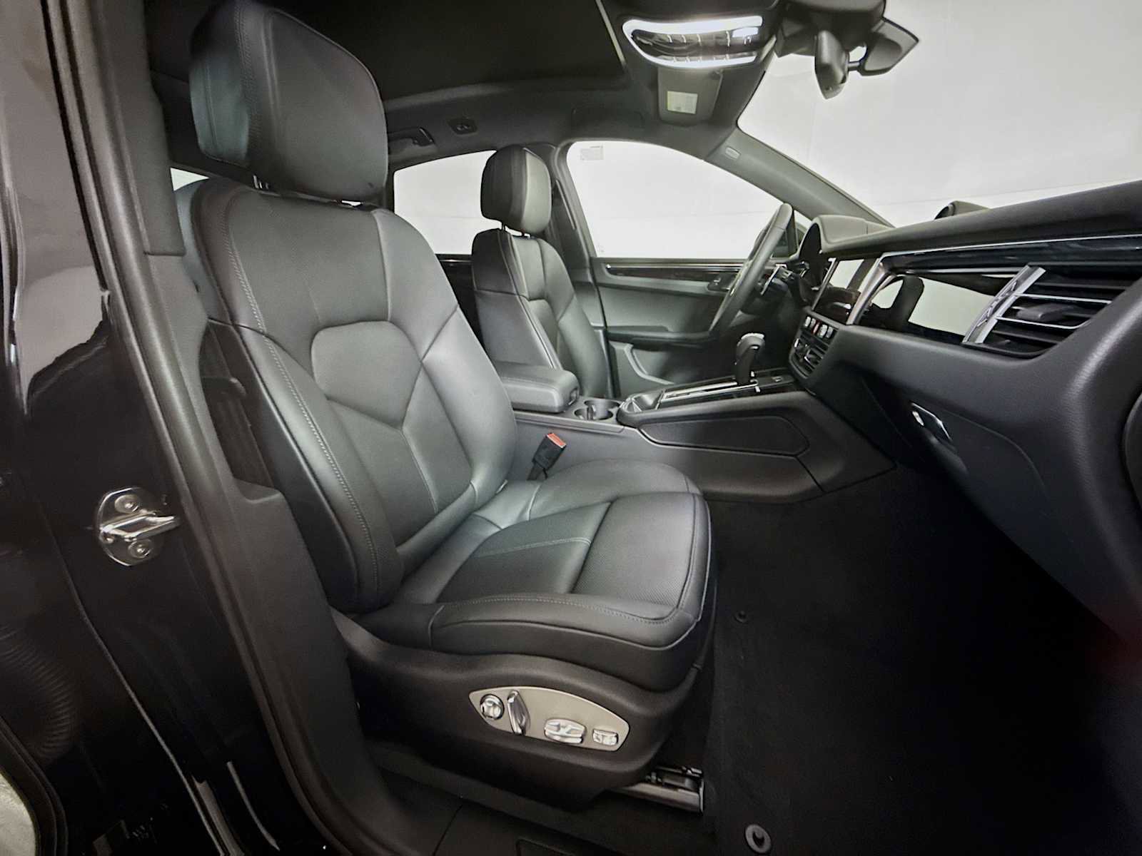New 2025 Porsche Macan AWD/4WD image 37