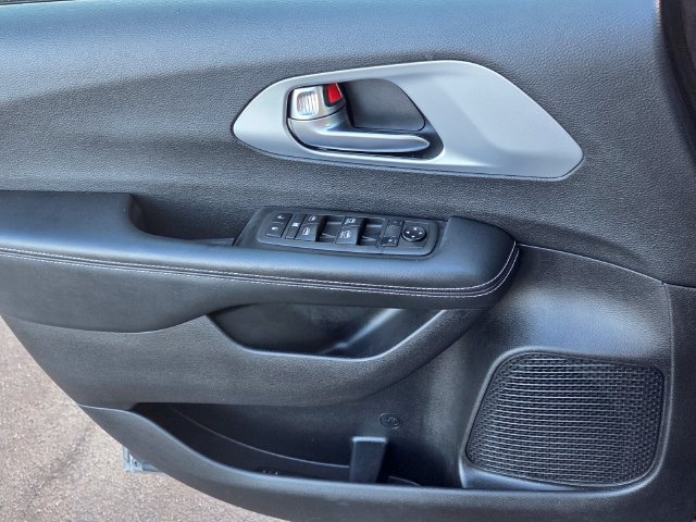 Used 2021 Chrysler Pacifica Touring w/ S Appearance Package FWD image 31