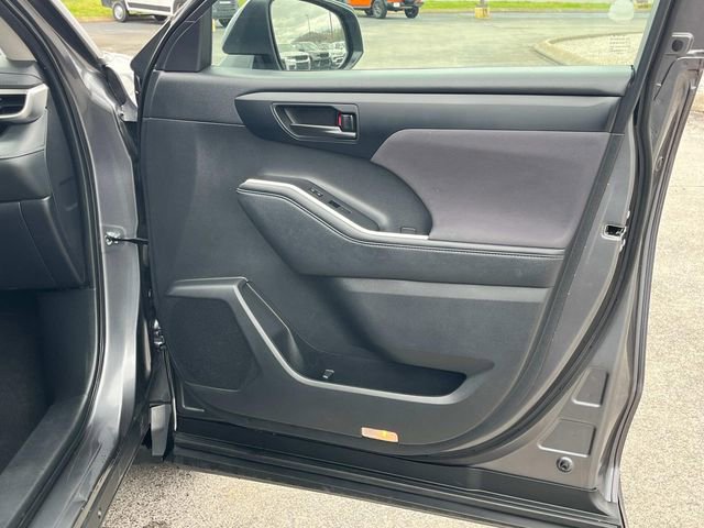 Used 2024 Toyota Highlander LE image 12