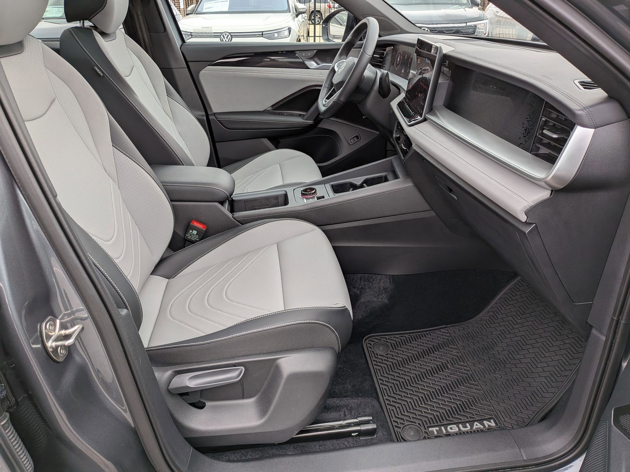 Used 2025 Volkswagen Tiguan SE R-Line image 36