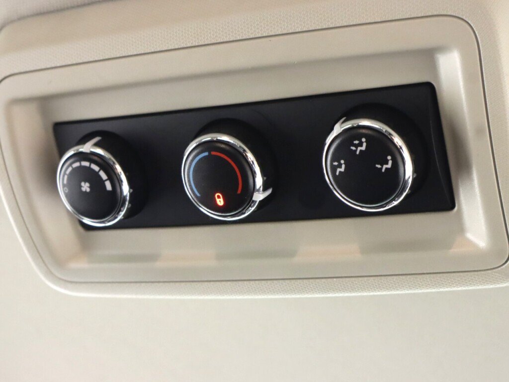 Used 2018 Dodge Grand Caravan SE FWD image 30