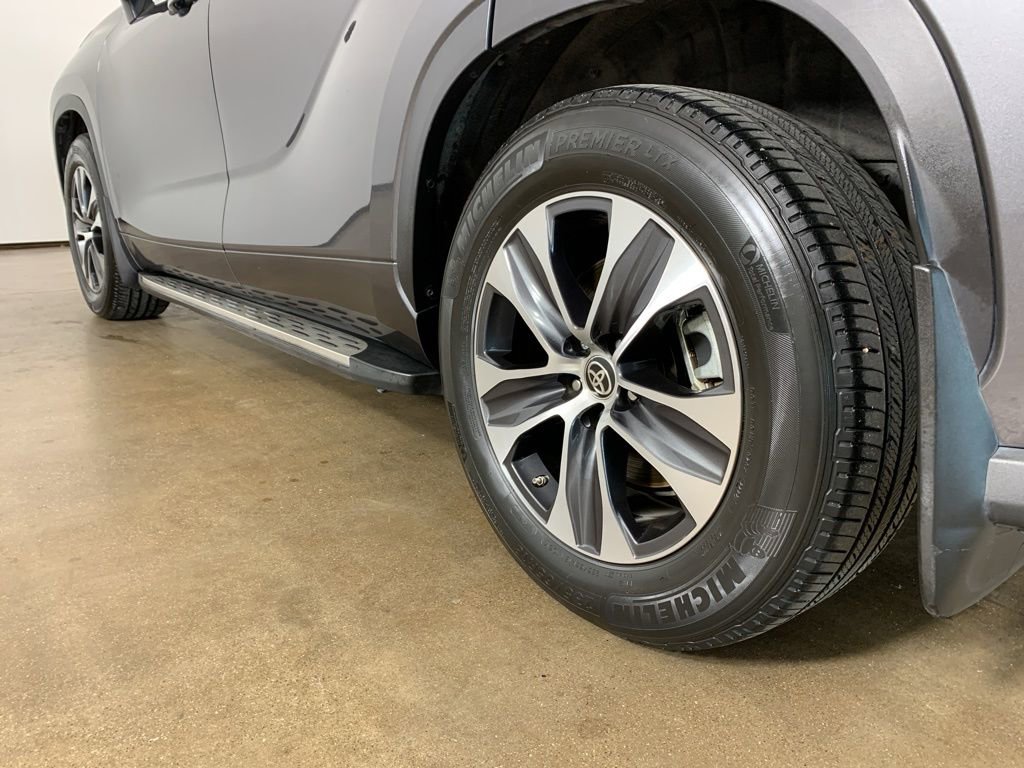 Used 2022 Toyota Highlander XLE FWD image 17